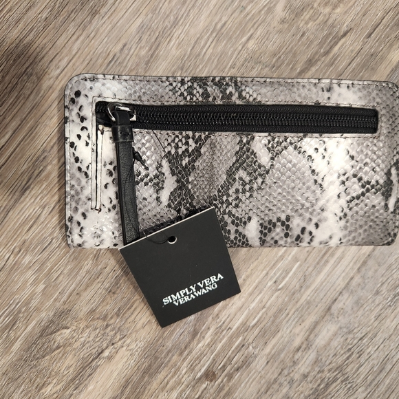 Vera Wang wallet. New - Picture 3 of 3